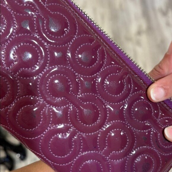 Coach Purple patent leather zip wallet flawed - Picture 9 of 9